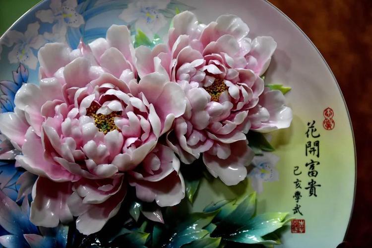 同时,洛阳还有牡丹丝巾,牡丹白玉杯镂空冰箱贴等文创产品,融合传统与